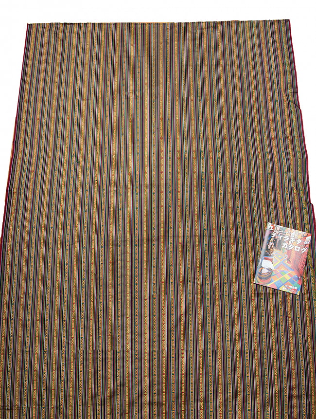 〔テーブルクロスサイズ〕ネパール織り生地のマルチクロス - 145cm x 200cm 3 - 広がりのある大きな布地です。