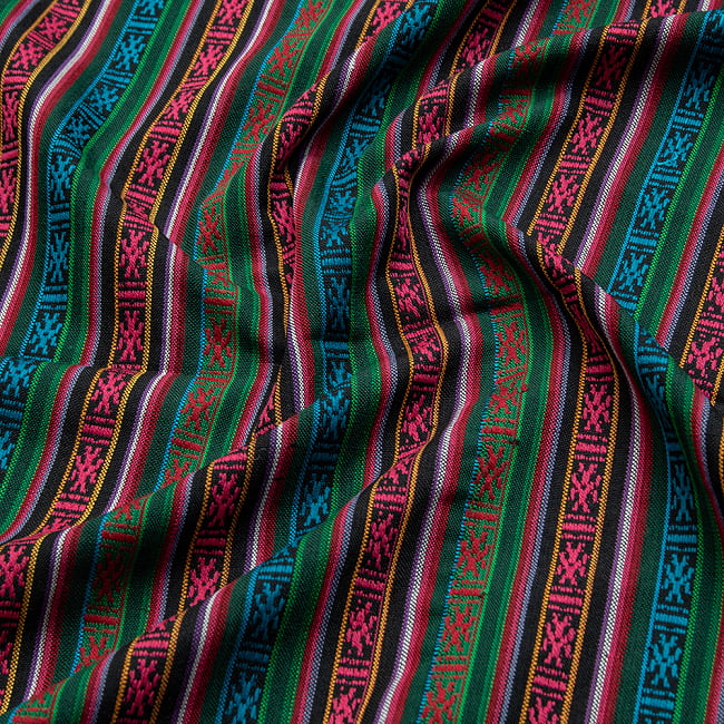 〔テーブルクロスサイズ〕ネパール織り生地のマルチクロス - 153cm x 200cm 2 - 陰影に映える美しいエスニック記事です。