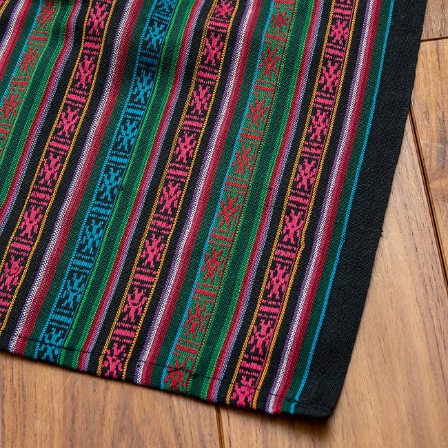 〔テーブルクロスサイズ〕ネパール織り生地のマルチクロス - 153cm x 200cm 4 - 端には止め処理がされています。