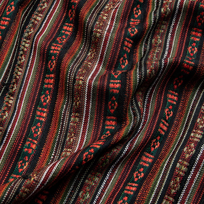 〔テーブルクロスサイズ〕ネパール織り生地のマルチクロス - 140cm x 200cm 2 - 陰影に映える美しいエスニック記事です。