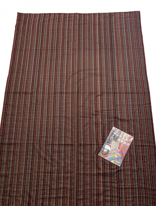〔テーブルクロスサイズ〕ネパール織り生地のマルチクロス - 140cm x 200cm 3 - 広がりのある大きな布地です。