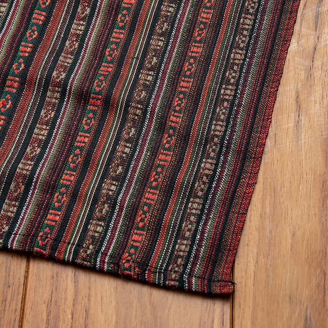 〔テーブルクロスサイズ〕ネパール織り生地のマルチクロス - 140cm x 200cm 4 - 端には止め処理がされています。