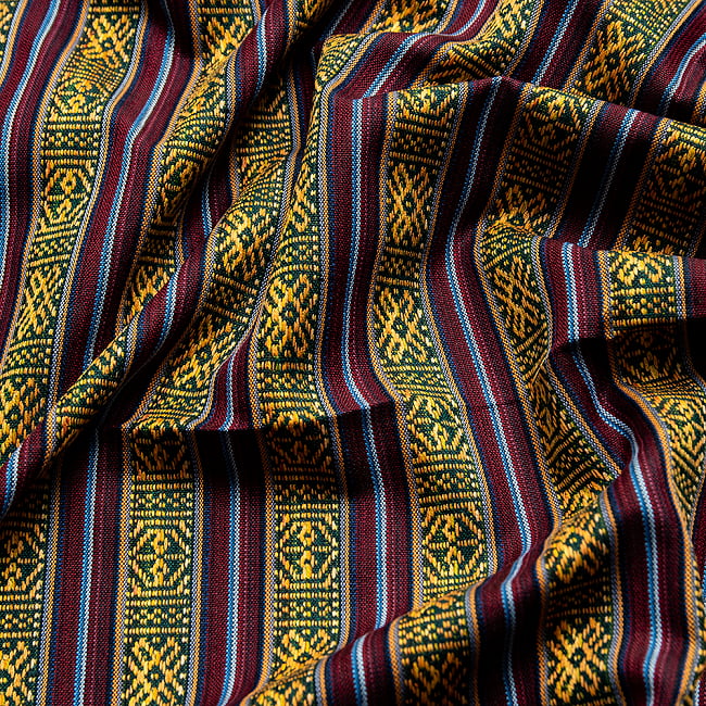 〔テーブルクロスサイズ〕ネパール織り生地のマルチクロス - 143cm x 200cm 2 - 陰影に映える美しいエスニック記事です。