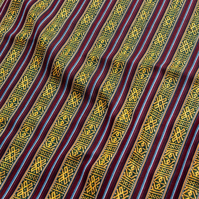 〔テーブルクロスサイズ〕ネパール織り生地のマルチクロス - 143cm x 200cmの写真1枚目です。ネパール・チベット伝統の模様が丁寧に織られたコットン生地です。ネパールから海を越えてお届けします！布,アジア布,テーブルクロス,テーブル,ラグ,ベッドカバー