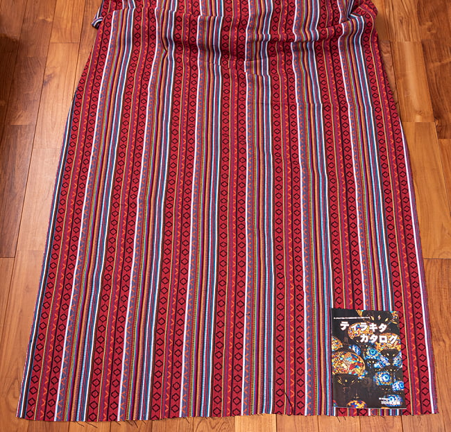 〔50cm切り売り〕ネパール伝統のコットン織り生地　厚手〔幅約124cm〕 2 - 生地を広げてみたところです。右下にあるのはサイズ比較用のA4サイズカタログです。