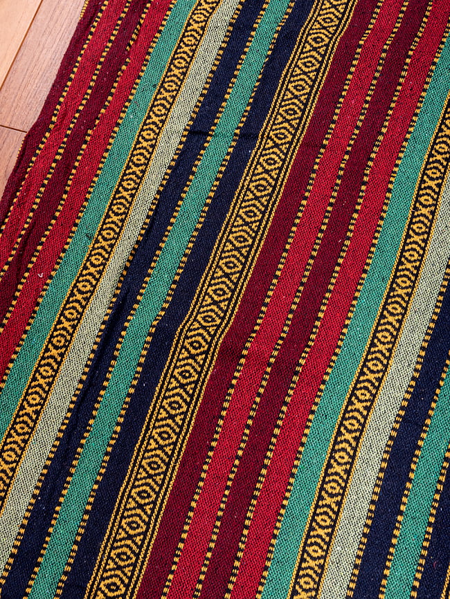 〔50cm切り売り〕ネパール伝統のコットン織り生地　厚手〔幅117cm〕117の写真1枚目です。丁寧に織られたコットン生地です。1点のご注文で50cm、2点で100cm…という風にご注文個数分繋がった状態にカットしてお送りいたします。ネパールゲリ,アジアン 生地,切り売り,量り売り 布,アジア布,計り売り,ファブリック,布,テーブルクロス,ソファカバー,カーテン