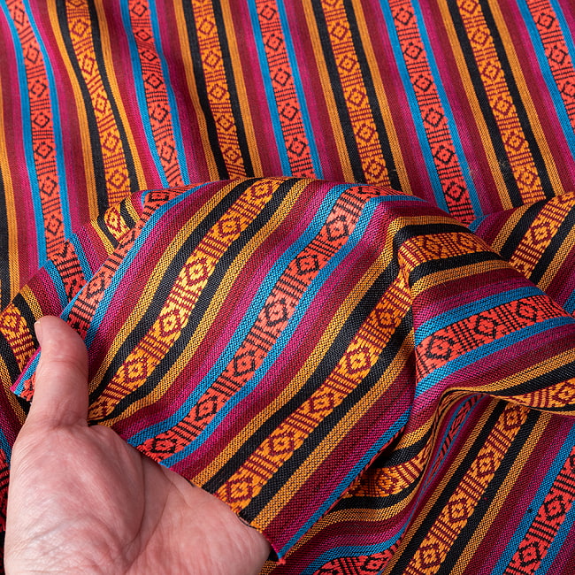 〔50cm切り売り〕ネパール伝統のコットン織り生地　薄手〔幅約148cm〕 7 - 手をかざしてみたところです