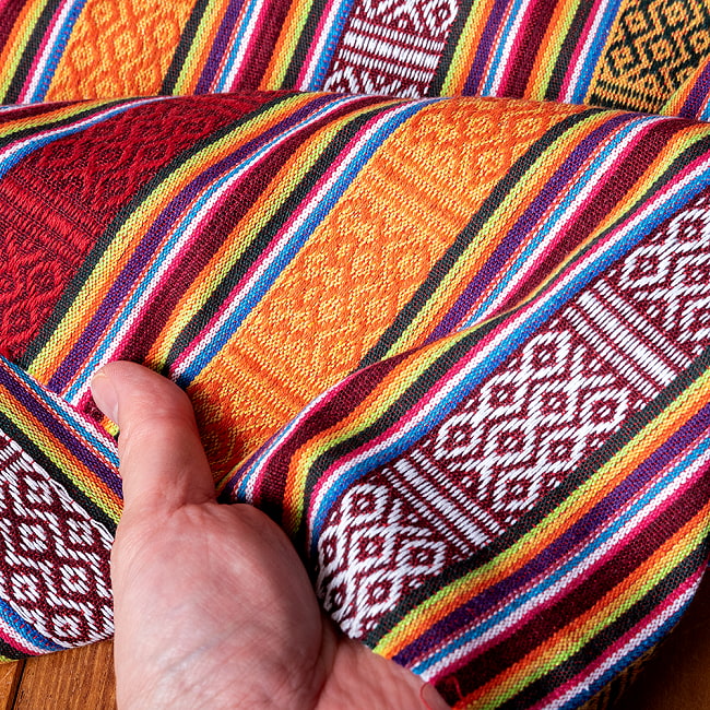 〔50cm切り売り〕ネパール伝統のコットン織り生地　薄手〔幅約107cm〕 7 - 手をかざしてみたところです