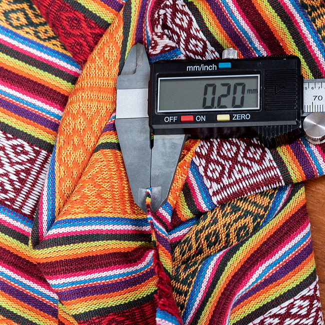 〔50cm切り売り〕ネパール伝統のコットン織り生地　薄手〔幅約107cm〕 9 - 厚みの目安は大体このような感じです *柔らかいコットン生地なので計り方によって差異がございます