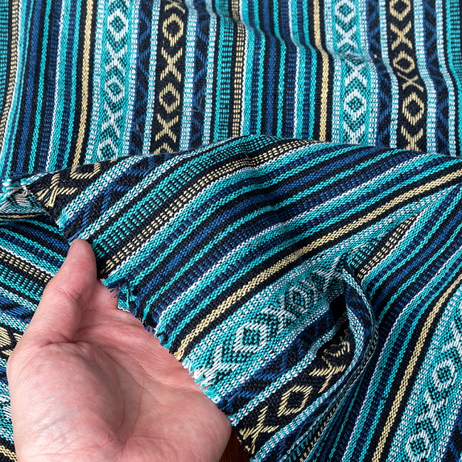 〔50cm切り売り〕ネパール伝統のコットン織り生地　厚手〔幅約123cm〕 7 - 手をかざしてみたところです