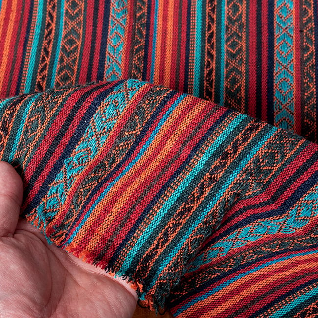 〔50cm切り売り〕ネパール伝統のコットン織り生地　厚手〔幅約119cm〕 7 - 手をかざしてみたところです