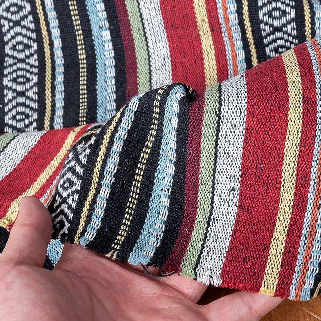 〔50cm切り売り〕ネパール伝統のコットン織り生地　厚手〔幅約122cm〕 7 - 手をかざしてみたところです