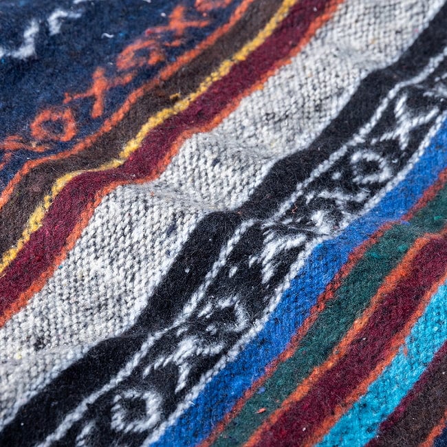 〔50cm切り売り〕〔片面起毛加工〕ネパール伝統のコットン織り生地　厚手〔幅約117〜119cm〕 4 - 拡大写真です。ふんわりとした手触り。