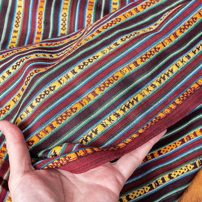 〔50cm切り売り〕ネパール伝統のコットン織り生地　薄手〔幅約152cm〕 7 - 手をかざしてみたところです