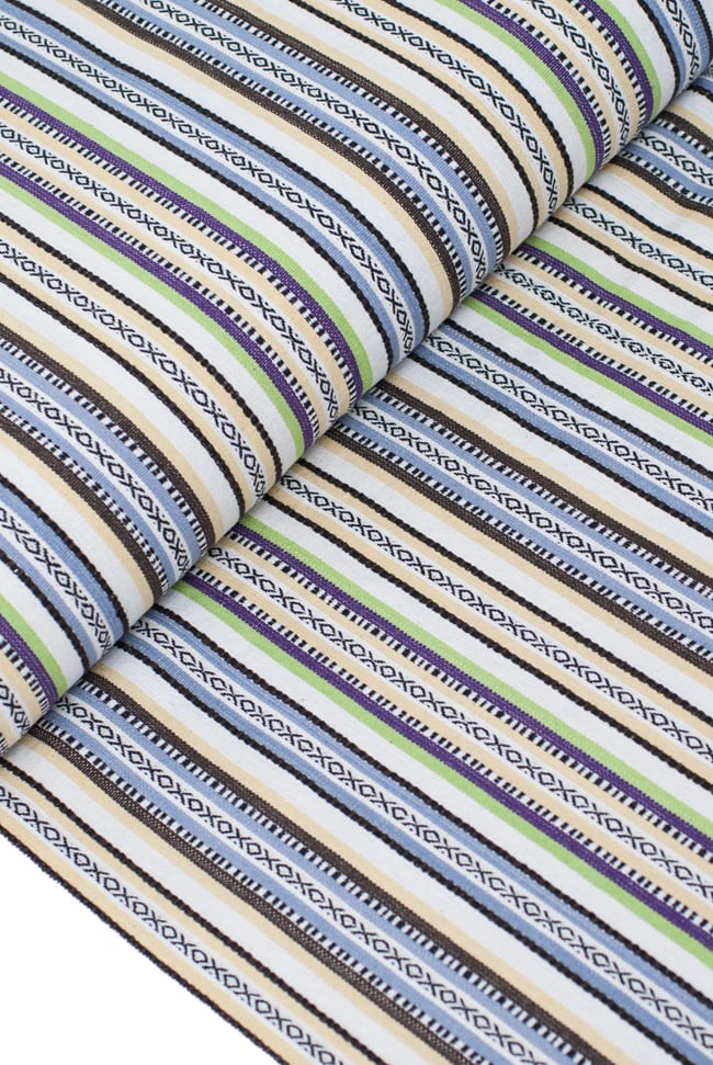 〔50cm切り売り〕ネパール織り生地-厚手〔幅120cm〕 2 - デザインが分かるように斜めから撮影してみました。また、端の縫製はこのようになっております。