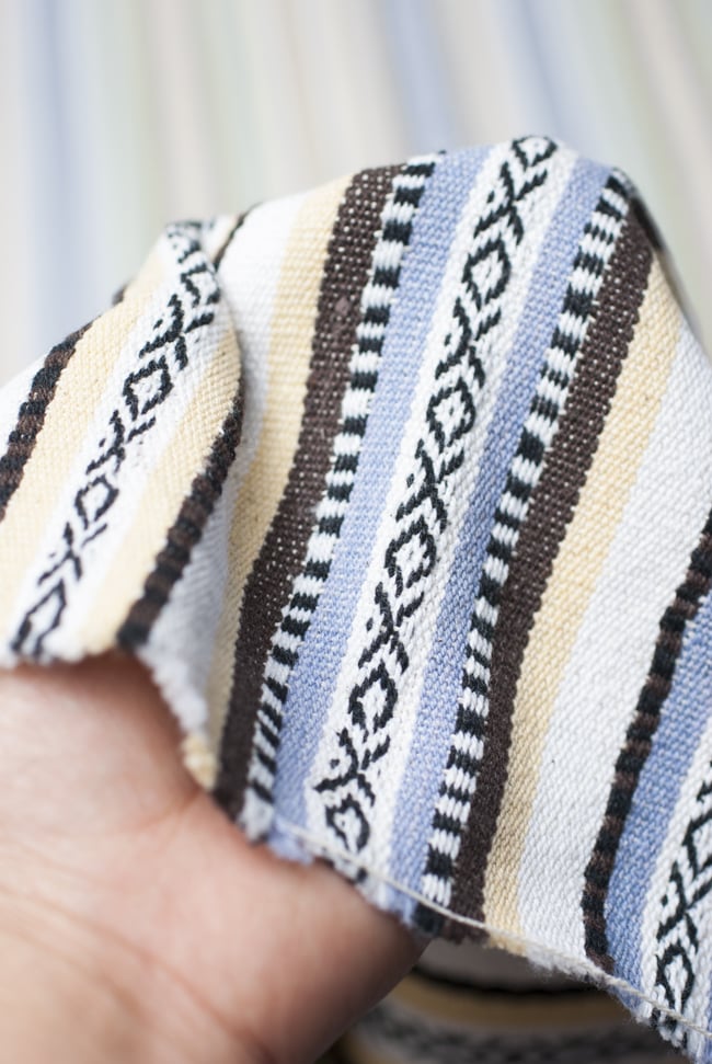 〔50cm切り売り〕ネパール織り生地-厚手〔幅120cm〕 4 - 手にとって見ました。ざっくりとした手触り魅力的で、適度な厚みがあります。しっかりした作りです。