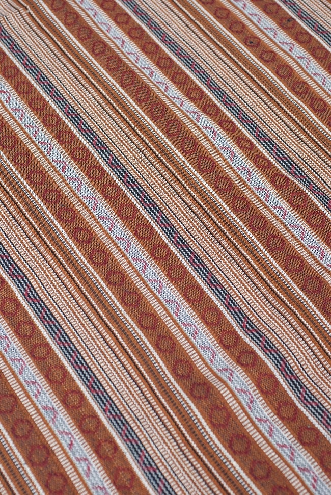〔50cm切り売り〕ネパール織り生地-厚手〔幅120cm〕 2 - デザインが分かるように斜めから撮影してみました。また、端の縫製はこのようになっております。