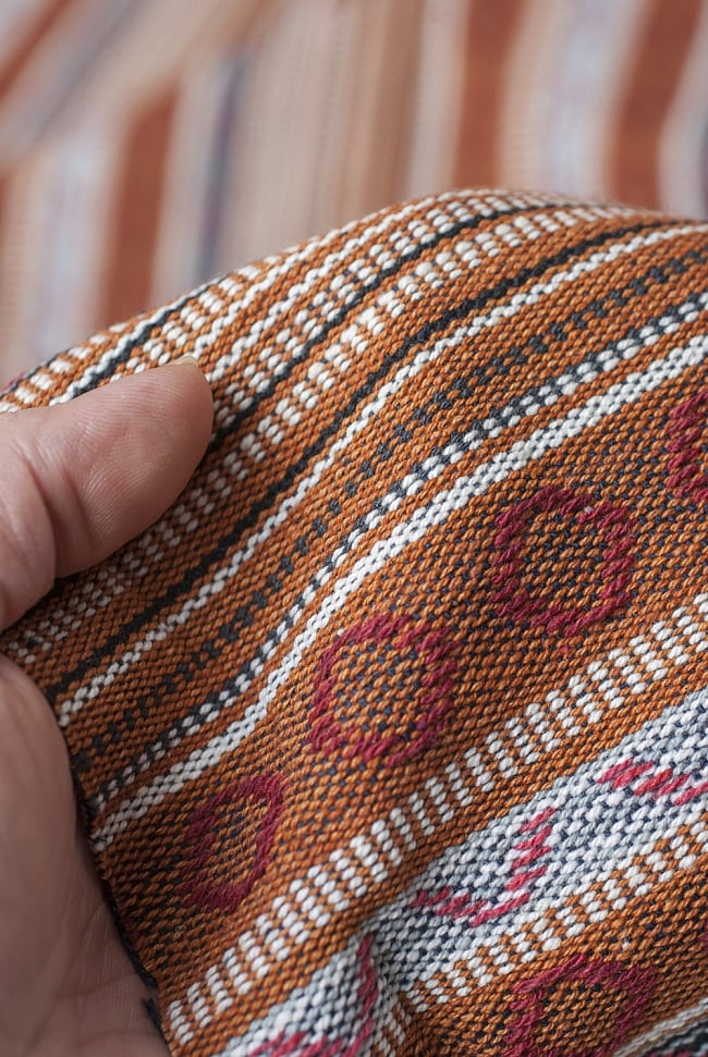 〔50cm切り売り〕ネパール織り生地-厚手〔幅120cm〕 4 - 手にとって見ました。ざっくりとした手触り魅力的で、適度な厚みがあります。しっかりした作りです。