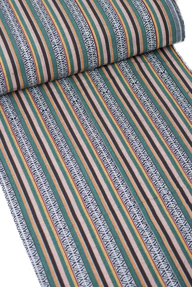 〔50cm切り売り〕ネパール織り生地-厚手〔幅120cm〕 2 - デザインが分かるように斜めから撮影してみました。また、端の縫製はこのようになっております。