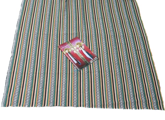 〔50cm切り売り〕ネパール織り生地-厚手〔幅120cm〕 6 - A4サイズの冊子と大きさを比較してみました。大きさのご参考にどうぞ。