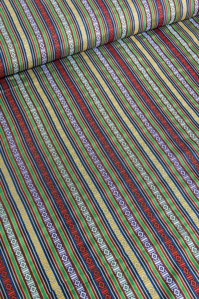 〔50cm切り売り〕ネパール伝統のコットン織り生地　薄手〔幅150cm〕 2 - デザインが分かるように斜めから撮影してみました。また、端の縫製はこのようになっております。