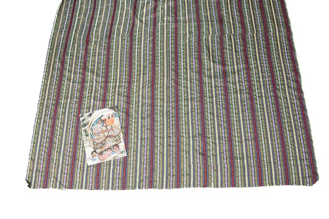 〔50cm切り売り〕ネパール伝統のコットン織り生地　薄手〔幅150cm〕 5 - A4サイズの冊子と大きさを比較してみました。
