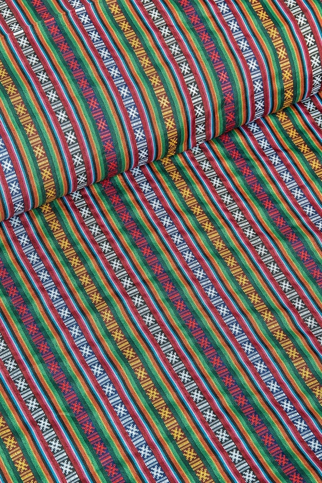 〔50cm切り売り〕ネパール織り生地-薄手〔幅150cm〕 2 - デザインが分かるように斜めから撮影してみました。また、端の縫製はこのようになっております。