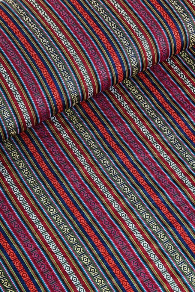 〔50cm切り売り〕ネパール織り生地-薄手〔幅150cm〕 2 - デザインが分かるように斜めから撮影してみました。また、端の縫製はこのようになっております。