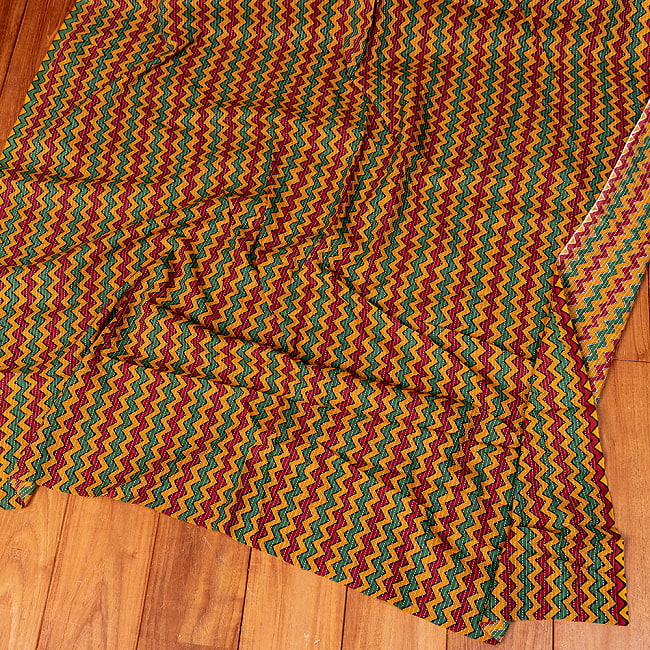【3個セット】〔1m単位切り売り〕カンタ刺繍がかわいい ジグザグ模様 シェブロン・ストライプ布 ラスタ ラスタ系〔幅約112cm〕 7 - 全体写真です