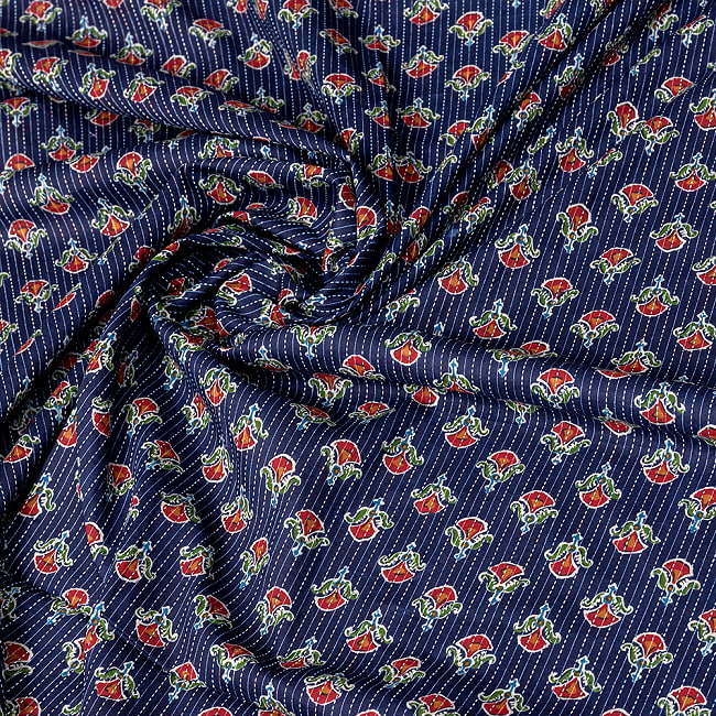 【3個セット】〔1m単位切り売り〕カンタ刺繍がかわいい　ボタニカルデザインの布　ネイビー系〔幅約112cm〕 6 - インドならではの風合い