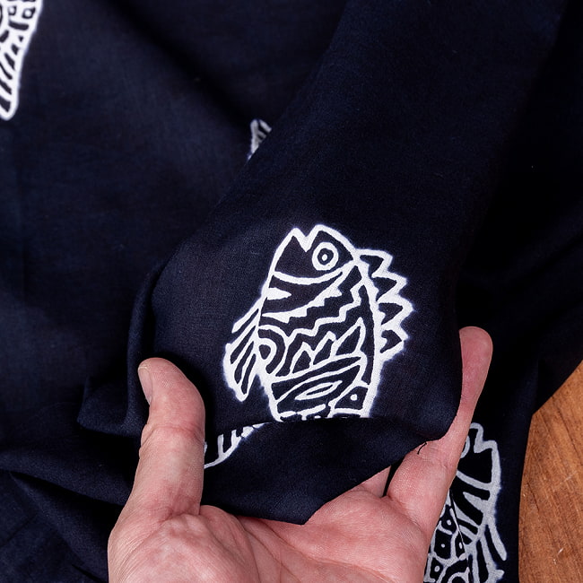 【3個セット】〔1m単位切り売り〕伝統の木版染め　シンプルでかわいい動物デザイン布　お魚さん　ブラック系〔幅約110cm〕 8 - 生地の拡大写真です