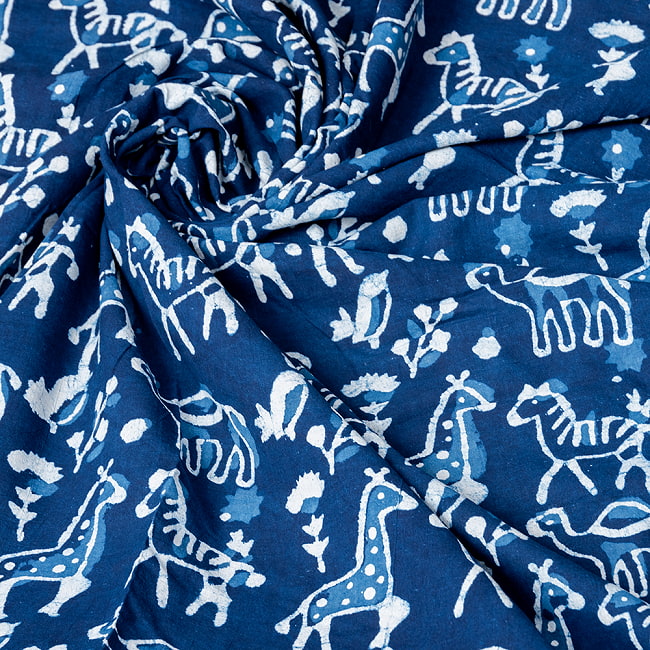 【3個セット】〔1m単位切り売り〕インドの伝統息づく 昔ながらの木版インディゴ藍染布 馬と駱駝 ネイビー系〔幅約114cm〕 6 - インドならではの風合い