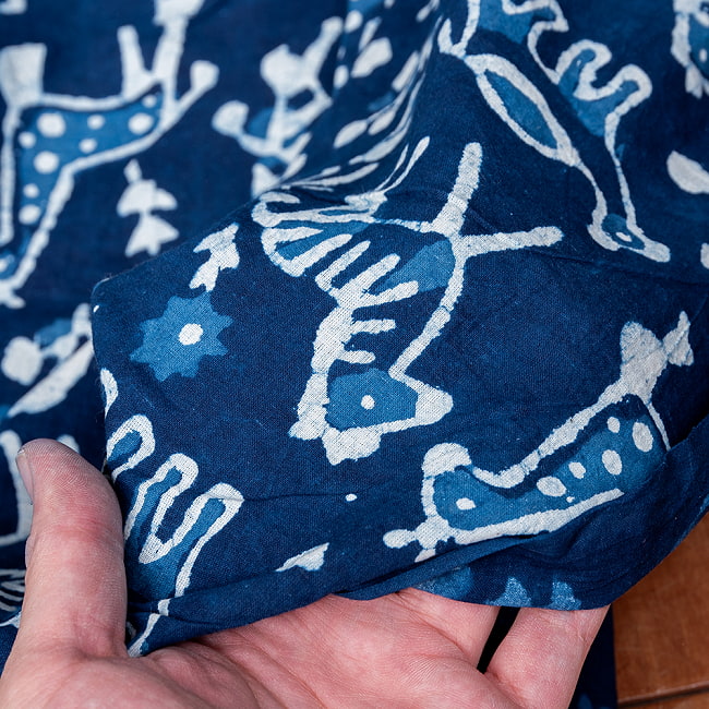 【3個セット】〔1m単位切り売り〕インドの伝統息づく 昔ながらの木版インディゴ藍染布 馬と駱駝 ネイビー系〔幅約114cm〕 8 - 生地の拡大写真です
