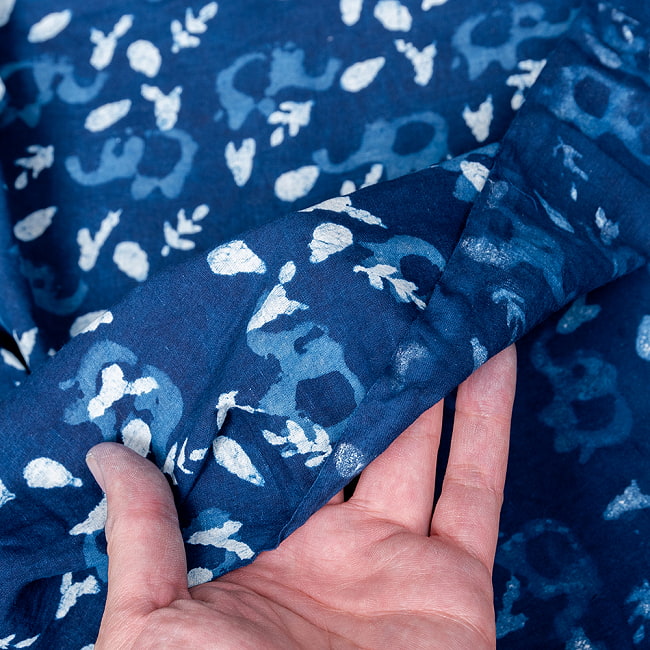 【3個セット】〔1m単位切り売り〕インドの伝統息づく　昔ながらの木版インディゴ藍染布　象さん　ネイビー系〔幅約113cm〕 8 - 生地の拡大写真です