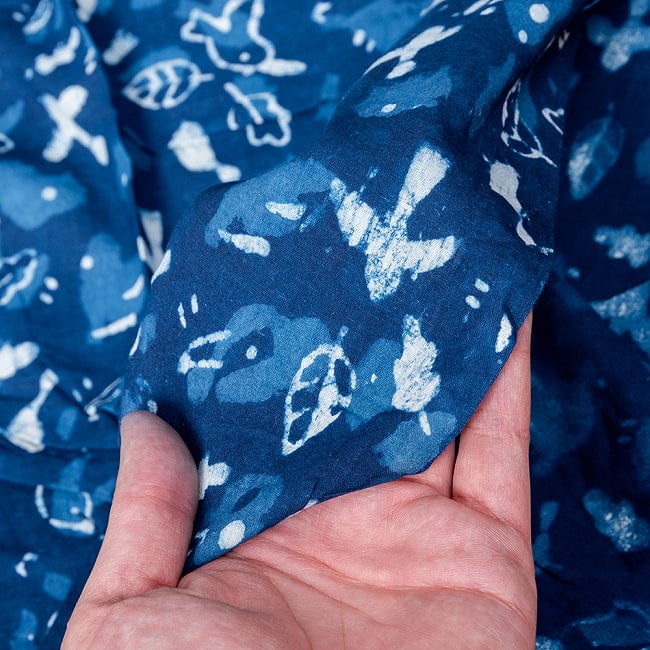 【3個セット】〔1m単位切り売り〕インドの伝統息づく　昔ながらの木版インディゴ藍染布　小鳥　ネイビー系〔幅約110cm〕 8 - 生地の拡大写真です