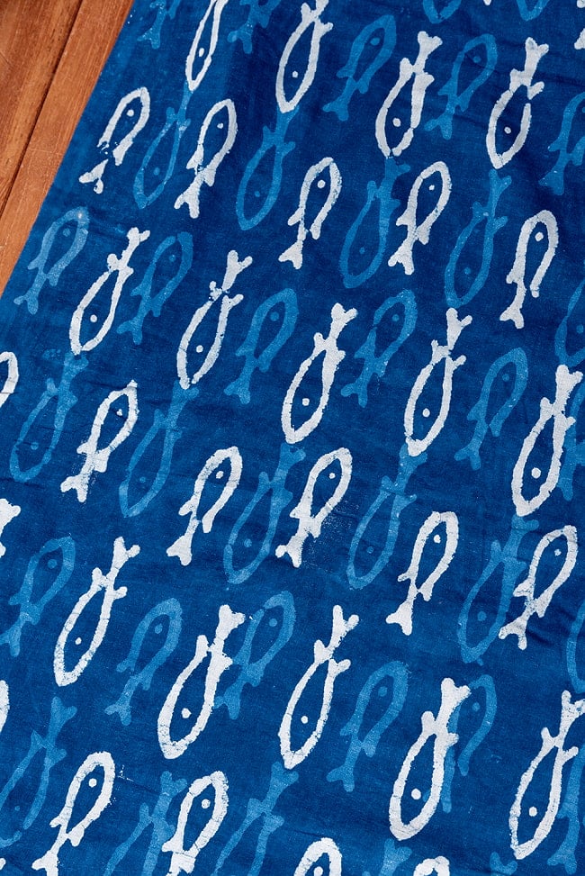 【3個セット】〔1m単位切り売り〕インドの伝統息づく　昔ながらの木版インディゴ藍染布　お魚　ネイビー系〔幅約110cm〕 4 - とても良い雰囲気