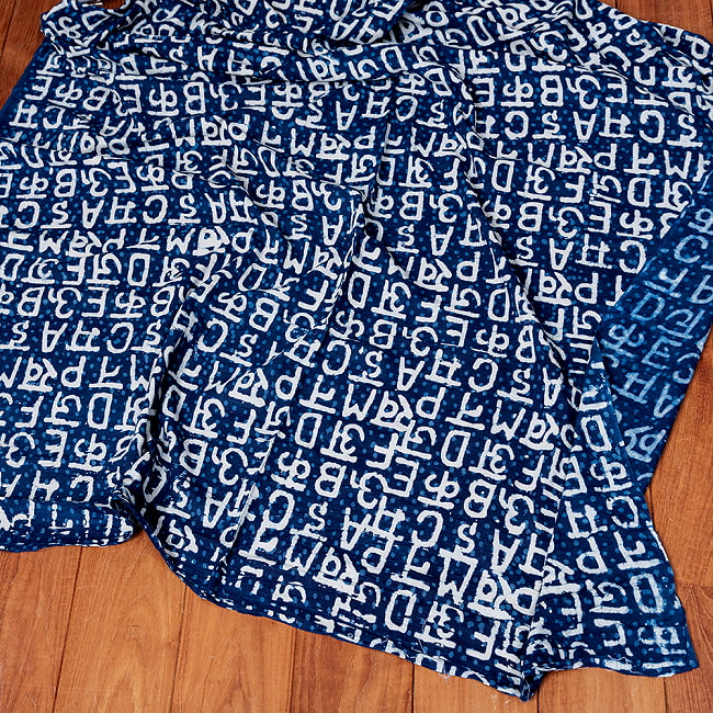 【3個セット】〔1m単位切り売り〕インドの伝統息づく　昔ながらの木版インディゴ藍染布　デーヴァナーガリー文字とアルファベット　ネイビー系〔幅約111cm〕 7 - 全体写真です