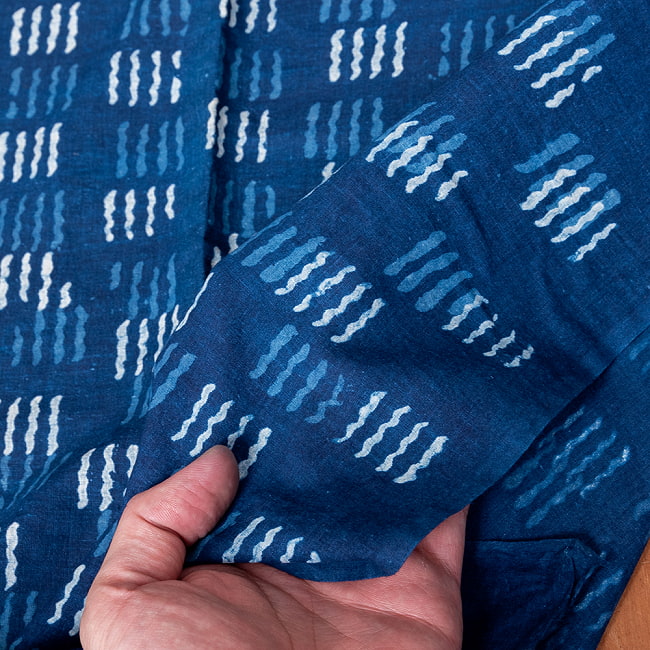 【3個セット】〔1m単位切り売り〕インドの伝統息づく　昔ながらの木版インディゴ藍染布　ネイビー系〔幅約113cm〕 8 - 生地の拡大写真です