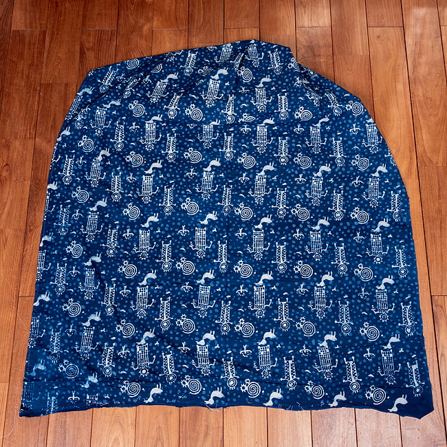 【3個セット】〔1m単位切り売り〕インドの伝統息づく　昔ながらの木版インディゴ藍染布　ペトログリフ柄　ネイビー系〔幅約112cm〕 3 - 1m単位で、ご注文個数に応じた長さでお送りいたします。横幅100cm以上ある大きな布なので、たっぷり使えます。