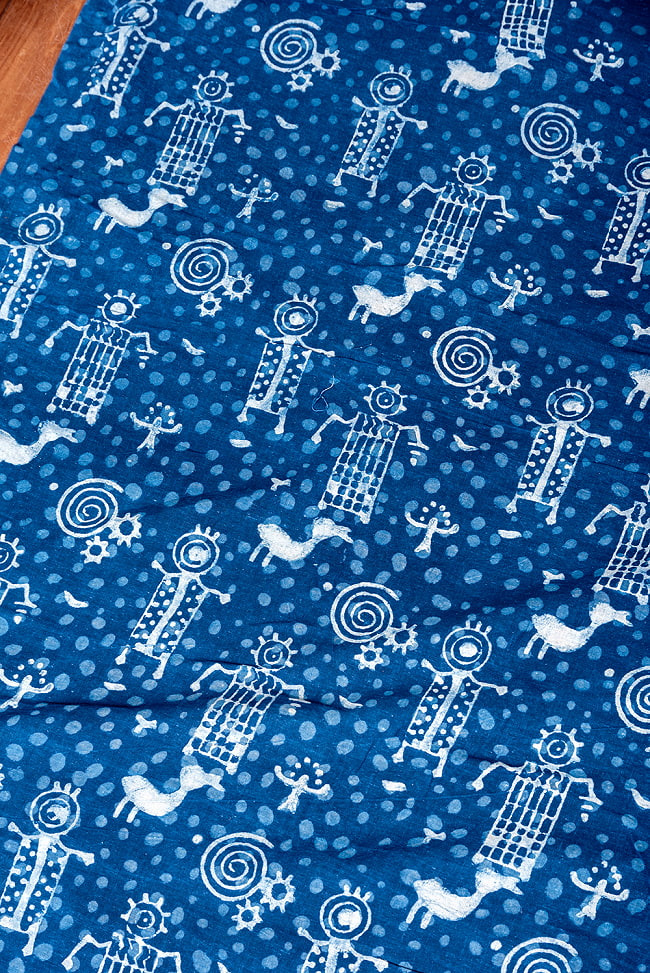 【3個セット】〔1m単位切り売り〕インドの伝統息づく　昔ながらの木版インディゴ藍染布　ペトログリフ柄　ネイビー系〔幅約112cm〕 4 - とても良い雰囲気