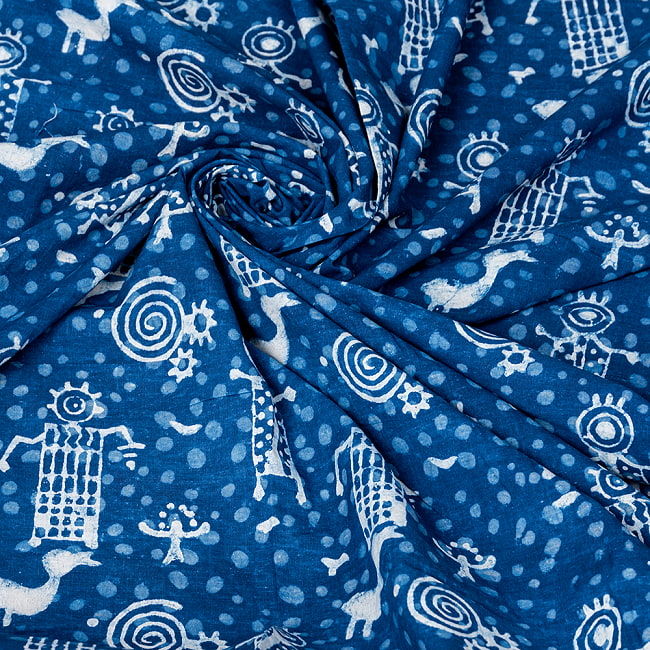 【3個セット】〔1m単位切り売り〕インドの伝統息づく　昔ながらの木版インディゴ藍染布　ペトログリフ柄　ネイビー系〔幅約112cm〕 6 - インドならではの風合い