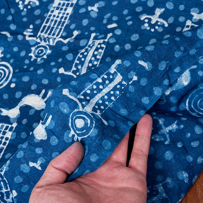 【3個セット】〔1m単位切り売り〕インドの伝統息づく　昔ながらの木版インディゴ藍染布　ペトログリフ柄　ネイビー系〔幅約112cm〕 8 - 生地の拡大写真です
