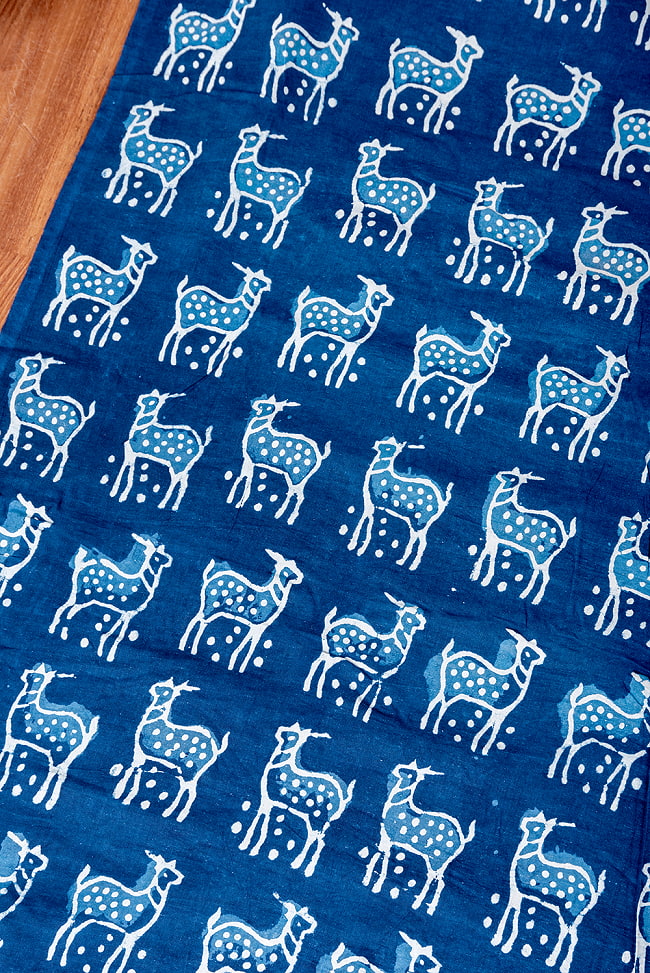 【3個セット】〔1m単位切り売り〕インドの伝統息づく　昔ながらの木版インディゴ藍染布　シカ　ネイビー系〔幅約109cm〕 4 - とても良い雰囲気