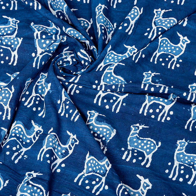 【3個セット】〔1m単位切り売り〕インドの伝統息づく　昔ながらの木版インディゴ藍染布　シカ　ネイビー系〔幅約109cm〕 6 - インドならではの風合い