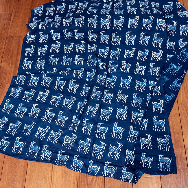 【3個セット】〔1m単位切り売り〕インドの伝統息づく　昔ながらの木版インディゴ藍染布　シカ　ネイビー系〔幅約109cm〕 7 - 全体写真です