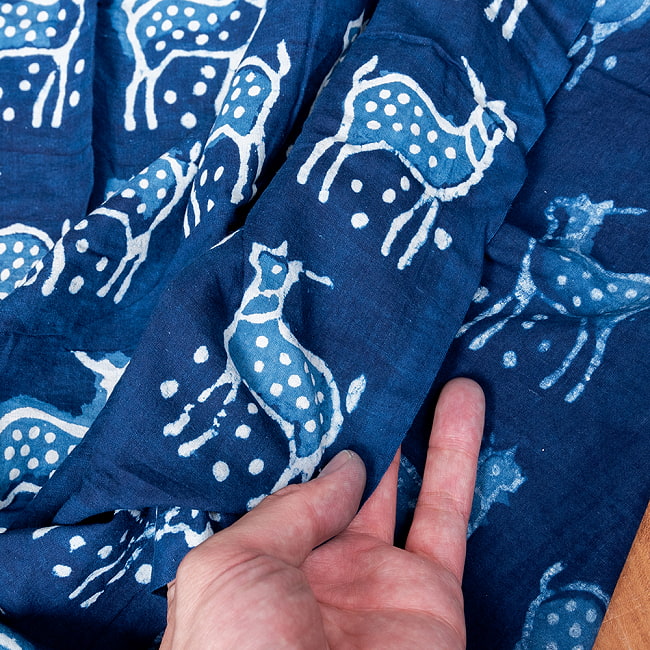 【3個セット】〔1m単位切り売り〕インドの伝統息づく　昔ながらの木版インディゴ藍染布　シカ　ネイビー系〔幅約109cm〕 8 - 生地の拡大写真です