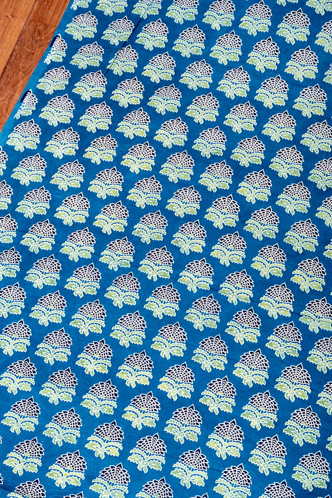 【3個セット】〔1m単位切り売り〕インドの伝統息づく　昔ながらのインディゴ藍染　ボタニカルデザイン布　ネイビー系〔幅約109cm〕 4 - とても良い雰囲気