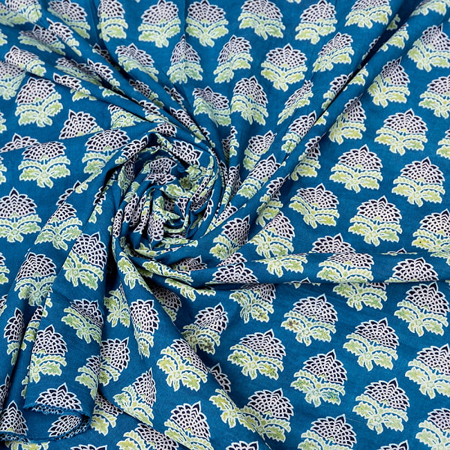 【3個セット】〔1m単位切り売り〕インドの伝統息づく　昔ながらのインディゴ藍染　ボタニカルデザイン布　ネイビー系〔幅約109cm〕 6 - インドならではの風合い