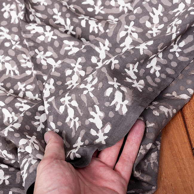 【3個セット】〔1m単位切り売り〕昔ながらの木版泥染め　ダブプリント　グレー系〔幅約113cm〕 8 - 生地の拡大写真です