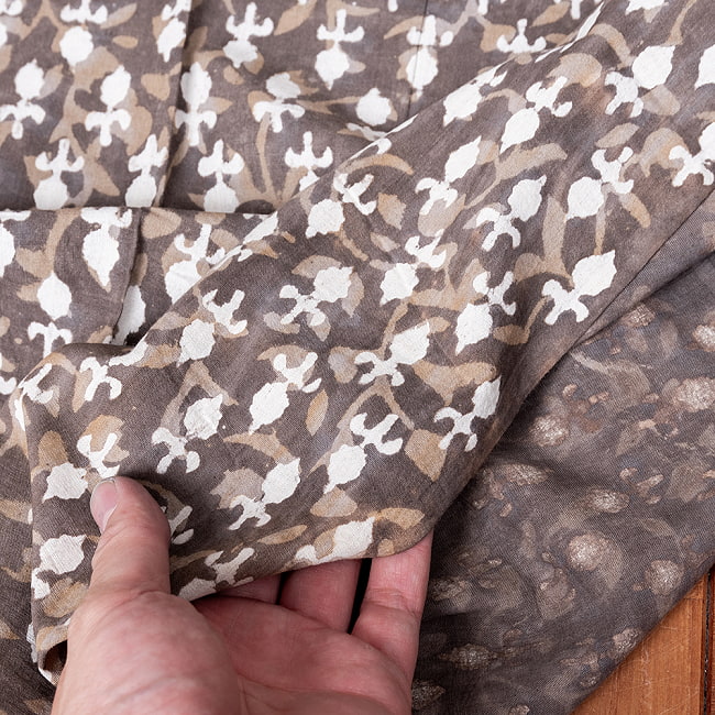 【3個セット】〔1m単位切り売り〕昔ながらの木版泥染め　ダブプリント　グレー系〔幅約115cm〕 8 - 生地の拡大写真です